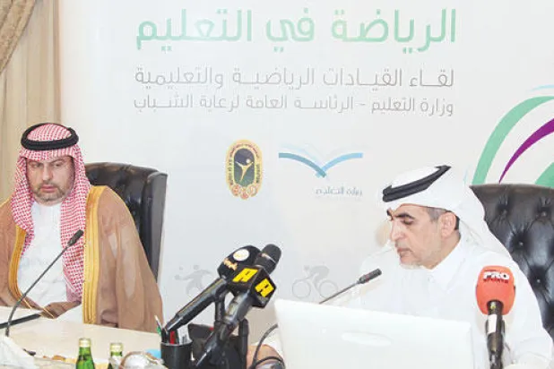 الأمير عبد الله بن مساعد وعزام الدخيل وزير التربية والتعليم لدى إطلاقهما مشروع تطوير الرياضة المدرسية أمس (تصوير: خالد الخميس)