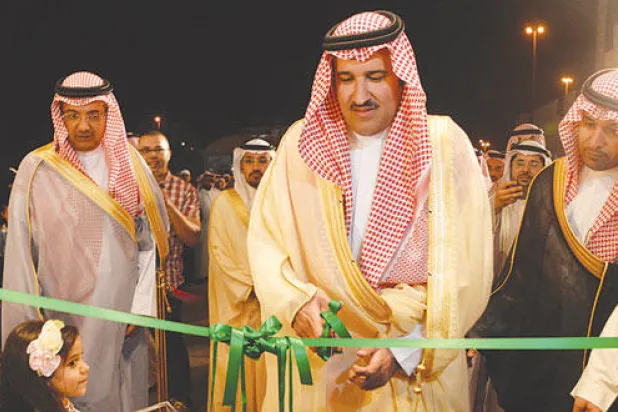 الأمير فيصل بن سلمان يقص الشريط إيذانًا بانطلاق الفعاليات أمس («الشرق الأوسط»)