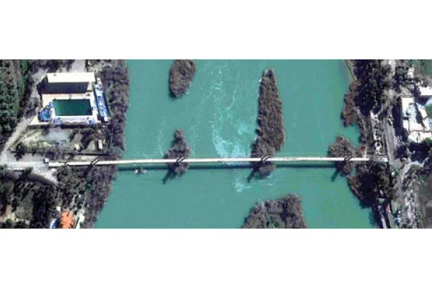 احد الجسور على نهر الفرات في دير الزور قبل  الدمار 13 فبراير (شباط) 2013.. وبعد تدميره 25 نوفبر (تشرين الثاني) (2014)