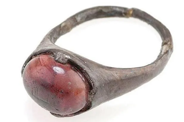 لماذا دُفنت امرأة من فايكينغ في القرن التاسع بخاتم مكتوب عليه «في سبيل الله»؟