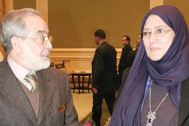 حسن يوسف وشمس بعد تسلمه جائزة من الرئيس السابق عدلي منصور