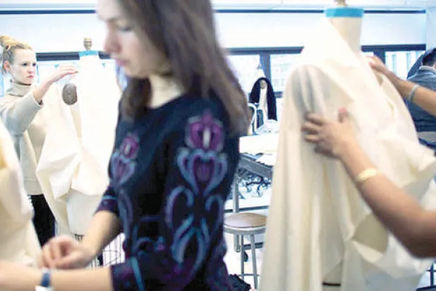 جامعة «نيو سكول» تواجه التغير المناخي بـ«تصميم الملابس»