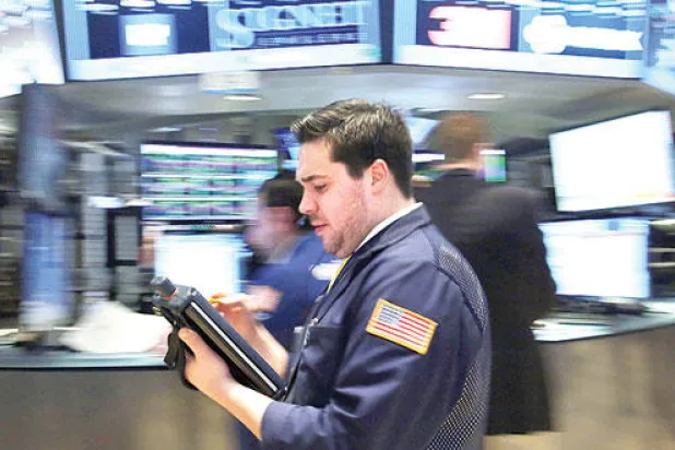 ارتفاع أسواق الأسهم العالمية مع صعود النفط والذهب بعد تراجع الدولار