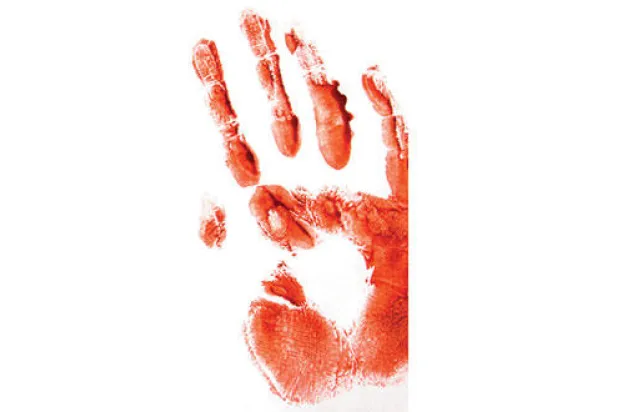 رفيف الظل: يَدٌ تقضمُ أصابعها