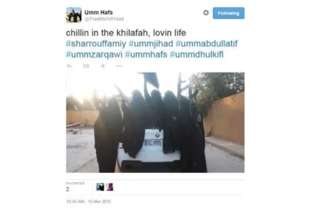 تغريدة من أم حفص وصورة لمقاتلات يحملن الكلاشنيكوف في سيارة من طراز «بي إم دبليو»