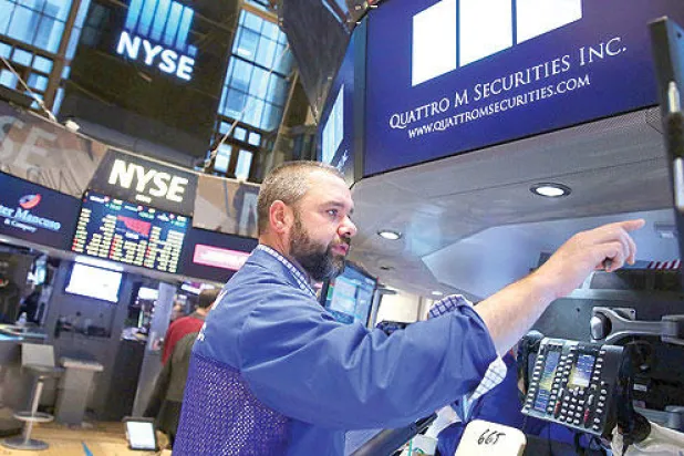 الأسهم الأميركية تسجل أكبر خسائر أسبوعية منذ يناير والأوروبية تتراجع بعد ارتفاع 7 أسابيع