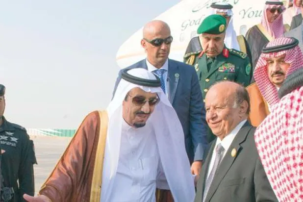 الملك سلمان بن عبد العزيز والرئيس اليمني لدى وصولهما إلى الرياض أمس قادمين من شرم الشيخ (تصوير: بندر الجلعود)