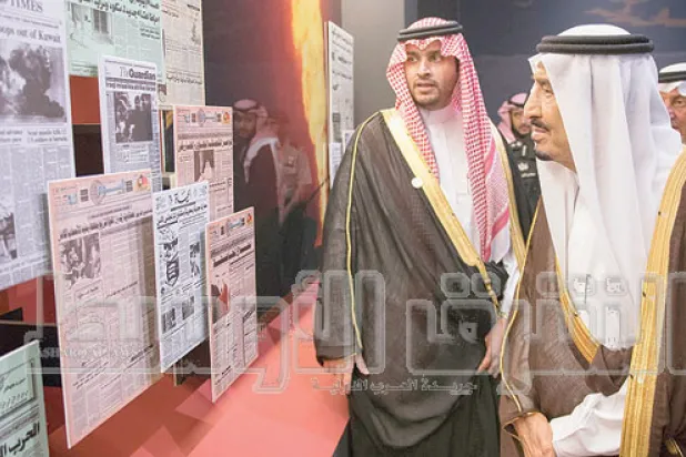 خام الحرمين الشريفين خلال جولة داخل المعرض المصاحب  للندوة (تصوير: بندر الجلعود)