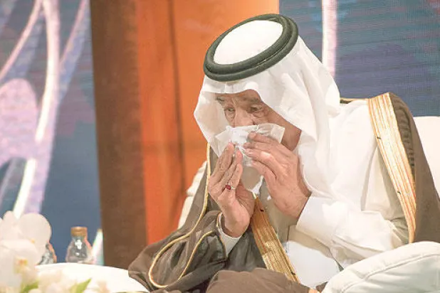 خادم الحرمين الشريفين انسكبت دمعته متذكرا شقيقه الراحل الملك فهد مساء أول من أمس خلال تدشينه معرض وندوات الملك فهد (تصوير: بندر الجلعود)