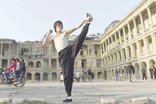 عباس عليزاده يقوم بتمارين رياضية داخل قصر دار الأمان التاريخي