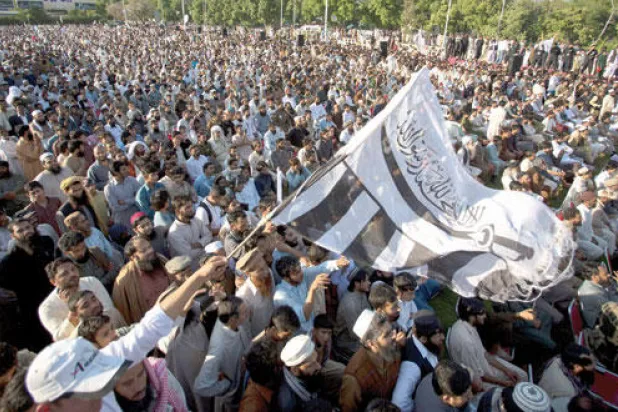 آلاف الأفغان يتظاهرون أمام سفارة طهران في كابل.. ويؤكدون عزمهم التصدي للحوثيين