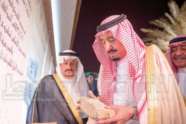 الملك سلمان بن عبد العزيز خلال تدشين مشروع تطوير {البجيري} أمس (تصوير: بندر الجلعود)