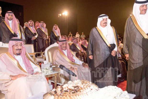 الملك سلمان بن عبد العزيز، وإلى جواره ولي العهد، يشاهد أحد عروض حفل تدشين البجيري، ويبدو الأمير فيصل بن بندر بن عبد العزيز، والأمير سلطان بن سلمان (تصوير: بندر الجلعود)