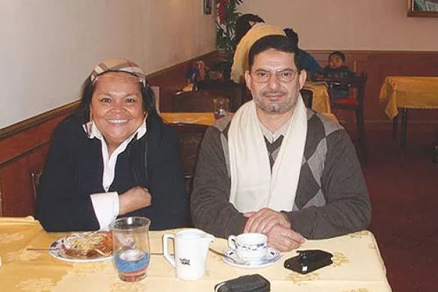  لدى اجتماعه بسيدة اعمال ألمانية من أصل فلبيني تشاركه في تجارة الدواء ({الشرق الأوسط})