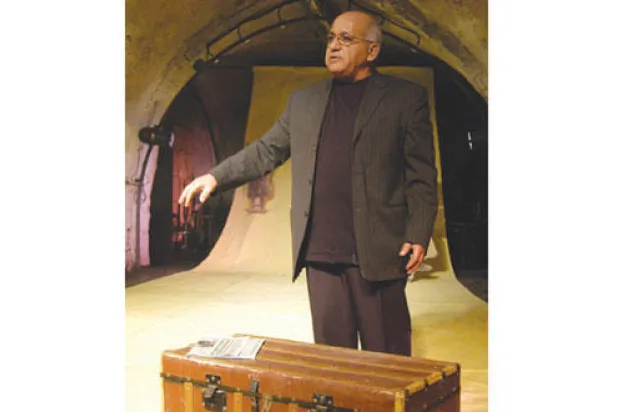 سلمان ناطور يجسد بنفسه «ذاكرته» على خشبة المسرح