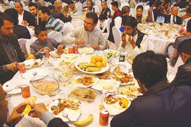 نظرًا للفصل بين الجنسين في حفلات الزفاف بوجه عام لا تعد تلك الحفلات فرصة للالتقاء بالنساء بل تكون فرصة لتناول لحم الضأن