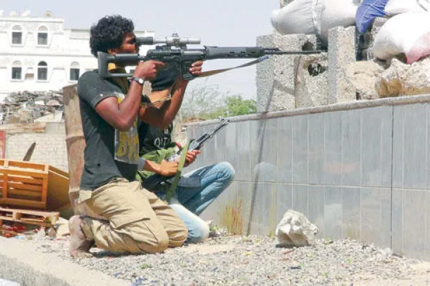 قناصة الحوثي يواصلون تعطيل عمل المستشفيات.. والجثث ملقاة في الشوارع