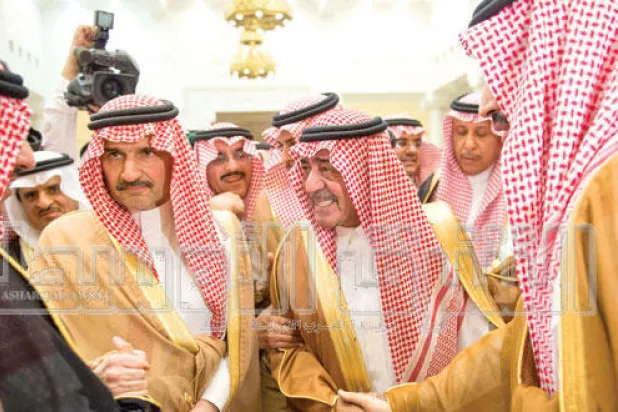 الأمير مقرن بن عبد العزيز و الأمير الوليد بن طلال لدى مبايعتهما الأمير محمد بن نايف والأمير محمد بن سلمان أمس (تصوير: بندر الجلعود)