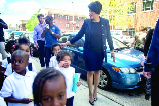 عمدة بالتيمور تتخذ سياسة حذرة في المدينة المنقسمة