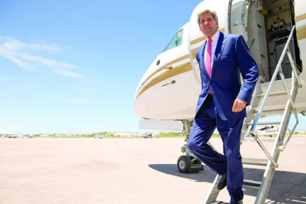 كيري أرفع مسؤول أميركي يزور مقديشو منذ عقدين.. ويبقى في مطارها المحصن