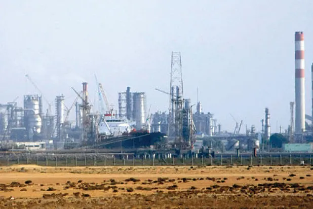 صندوق النقد: انخفاض أسعار النفط يحول فوائض دول الخليج المالية لعجز بمقدار 8 % في 2015