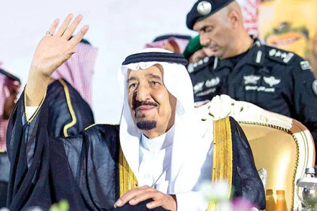 الملك سلمان يحيي الجماهير التي حضرت الحفل الذي أقامه أهالي منطقة الرياض احتفاءً بتوليه مقاليد الحكم في البلاد أمس (واس) 