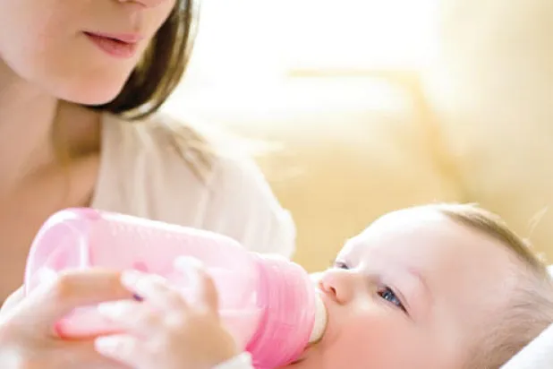 مواد بديلة «آمنة» في صناعة قناني الرضاعة والمعلبات تعطل النمو الطبيعي لخلايا المخ