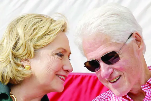 هيلاري وبيل كلينتون حققا أكثر من 30 مليون دولار من إلقاء 100 خطاب