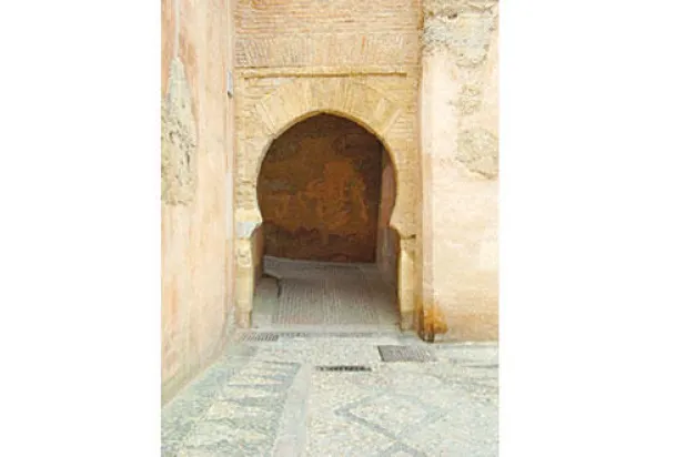 دعوى قضائية ضد شاب رسم «غرافيتي» على أقدم باب عربي في إسبانيا