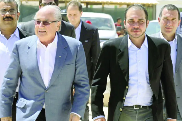 بلاتر واثق بولاية خامسة لـ«الفيفا».. و80 % من المشجعين لا يريدون رؤيته