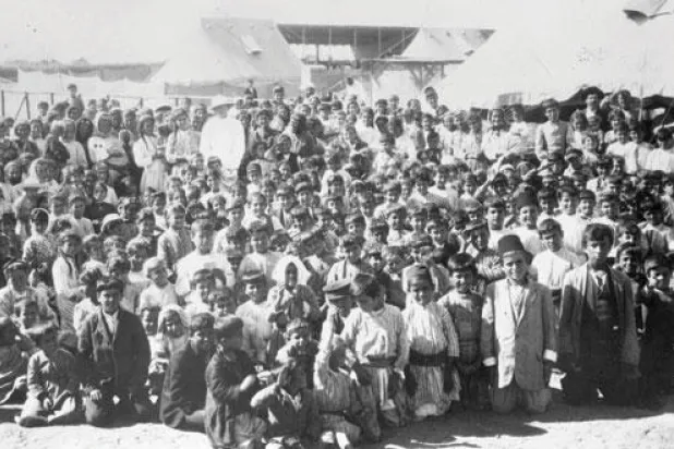أطفال أرمن في أحد مخيمات اللاجئين عام 1915 (غيتي)