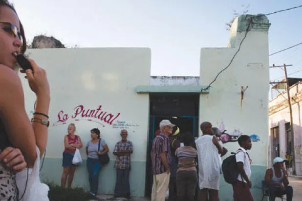 كوبا: بلا تبرم أو شكوى.. طوابير الانتظار جزء من الحياة اليومية