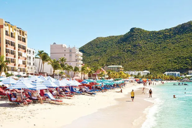 «نيوبورت بيتش».. جارة المحيط ومغناطيس أصحاب الملايين