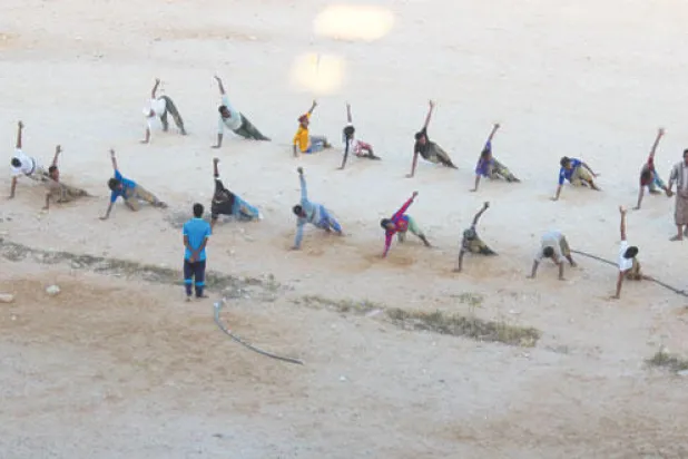 عناصر من شباب المكلا خلال تدريبات في أحد المعسكرات («الشرق الأوسط»)