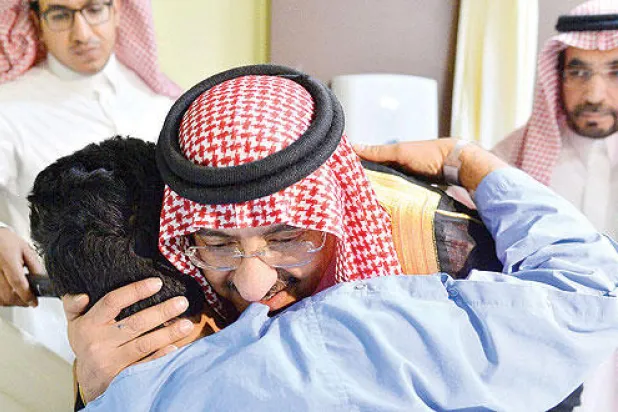 ولي العهد السعودي يزور عسكريين أصيبوا على الحدود الجنوبية ويطمئن عليهم