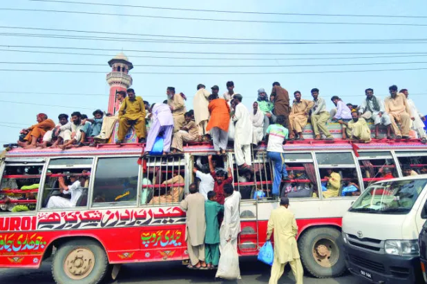 أخيرًا.. حافلات سريعة مكيفة في شوارع باكستان