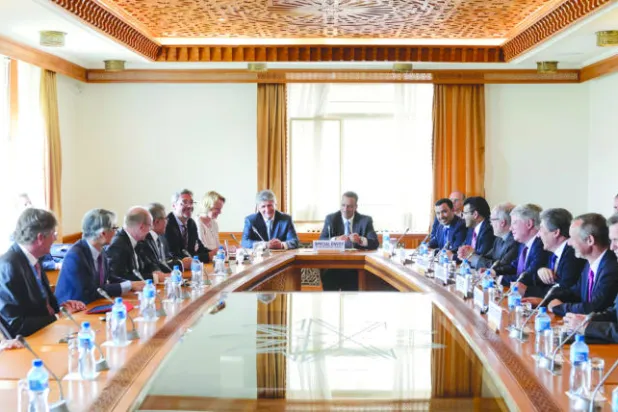 المبعوث الأممي إلى اليمن إسماعيل ولد الشيخ أحمد مجتمعا مع سفراء الدول الراعية للمبادرة الخليجية (مجموعة 16) عشية محادثات جنيف بين الأطراف اليمنية المتنازعة (إ.ب.أ)