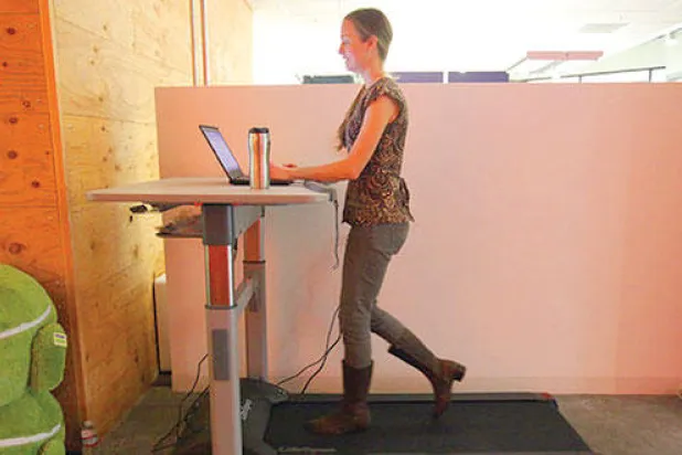 دراسة: أداء الموظفين الجالسين أفضل من حيث التفكير والتركيز