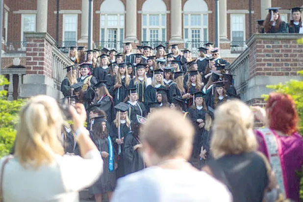 فرح وحزن في حفل تخرج قد يكون الأخير في «سويت بريار»