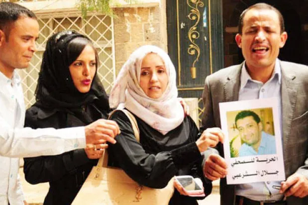 الصحافيون اليمنيون يتضامنون مع زملائهم في سجون ميليشيا الحوثي