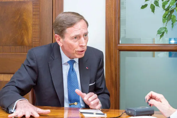 بترايوس لـ {الشرق الأوسط}: «الميليشيات الشيعية» أكبر خطر على وحدة العراق من «داعش»