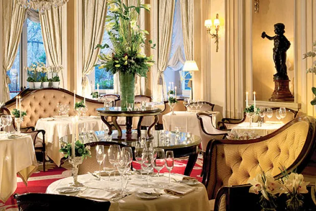 لا يزال الفندق محافظا على مقوماته الملكية التي اعتاد عليها زواره