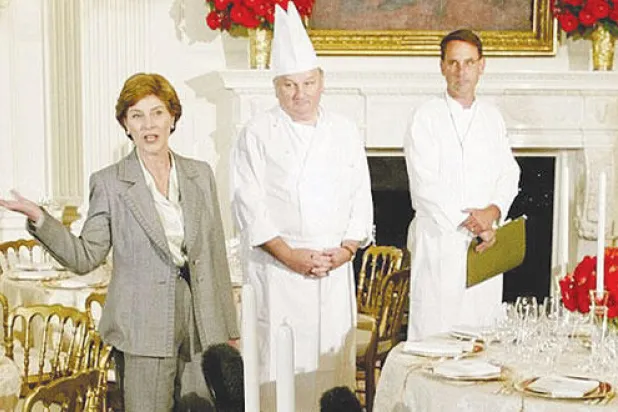 مع السيدة الأولى لورا بوش (رويترز)