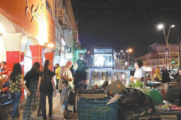 بغداديون يحيون سهرات رمضان حتى الفجر والمطاعم تجذبهم بسحور فاخر