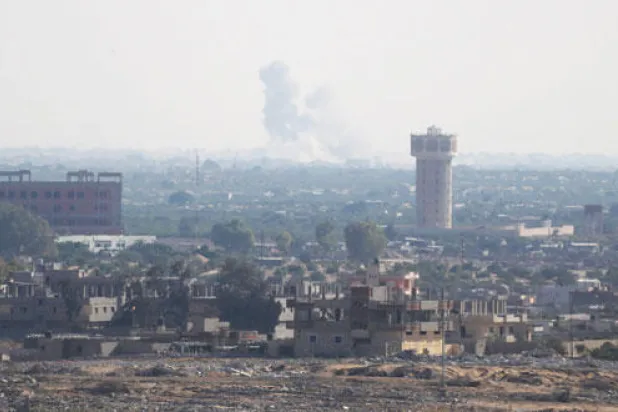 سحب الدخان تتصاعد بعد التفجيرات التي نفذها تنظيم داعش في شمال سيناء أمس (رويترز)