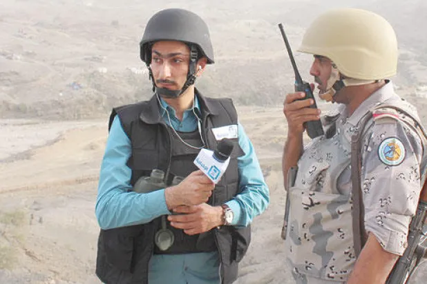 مرافقو القوات السعودية في جازان.. العقل والعين والعضلات