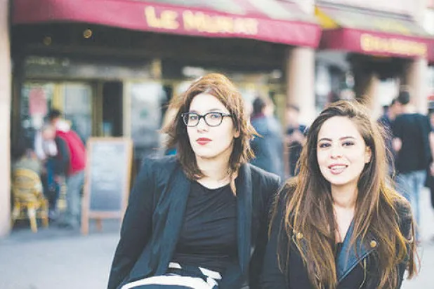 الإنترنت ملاذ أبناء باريس المهمشين