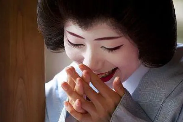 لماذا تخفي اليابانية فمها عند الابتسام؟