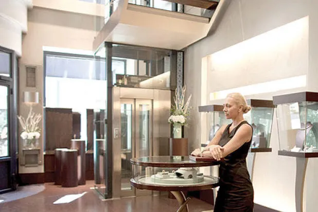 الإنفاق الجماعي يجتاح اليونان خشية فقدان المدخرات في البنوك