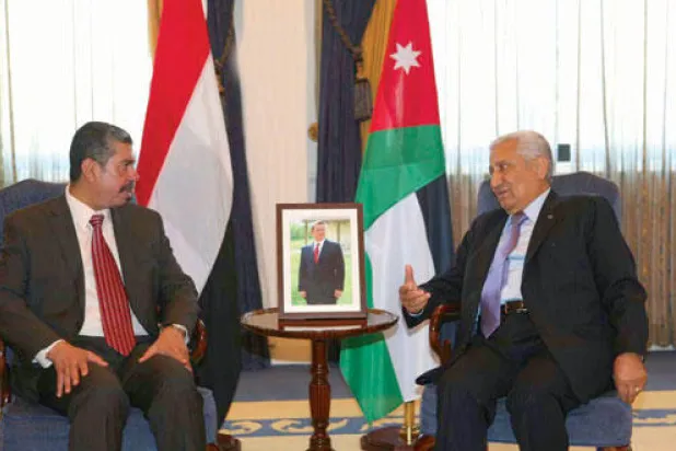 بحاح من عمان: حرب اليمن باتت إقليمية.. وندعو لتدخل عربي سريع